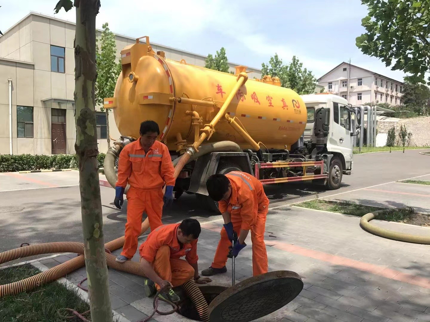 奉化管道疏通车停在窨井附近