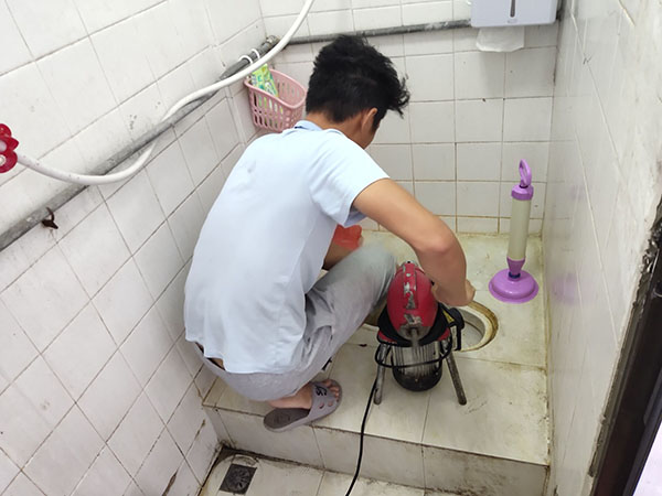 奉化管道堵塞冒臭气 专业师傅现场解决问题