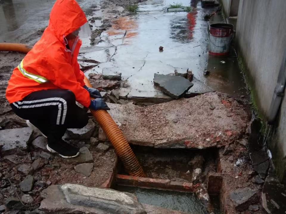 奉化专业清理污水池 炜誉市政以规范流程守护城市 “肠道”